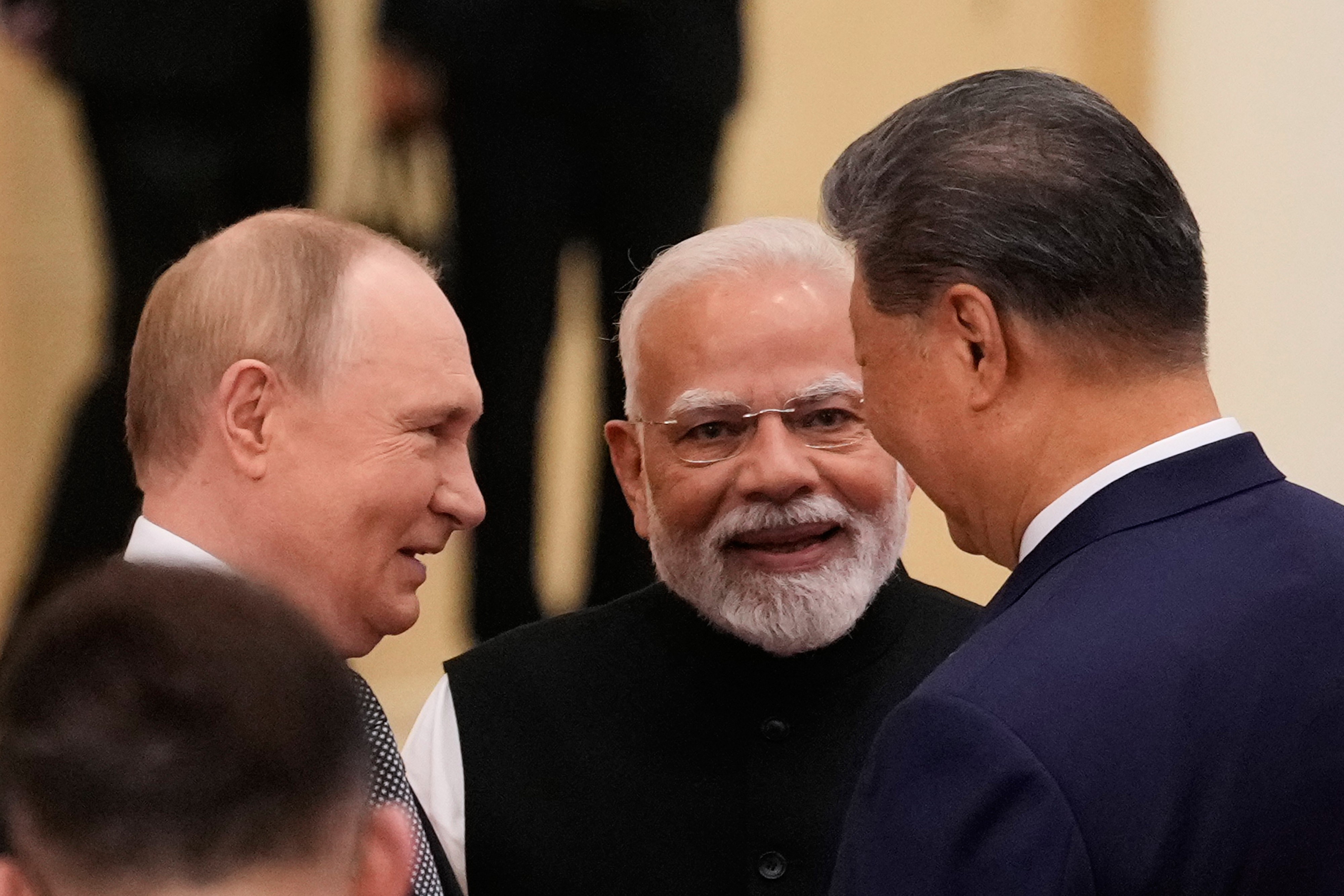 Ruský prezident Vladimir Putin s indickým premiérom a čínskym prezidentom